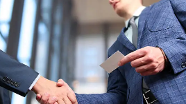 Dos persones donant-se la mà